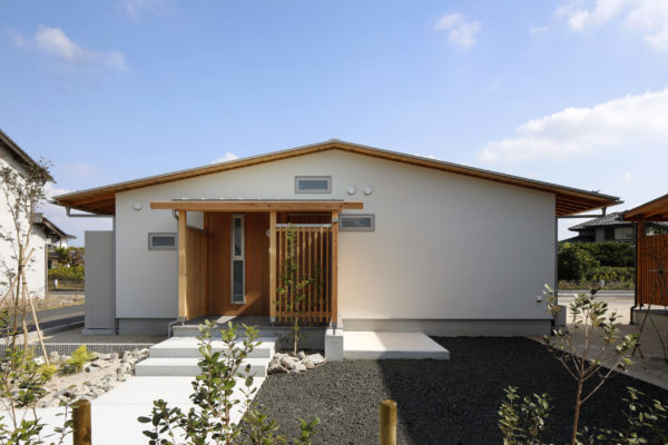 中庭を囲むＬ字の平屋